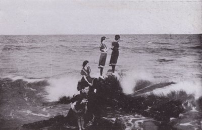 Old Orchard Beach, Maine: Surffaa Googins Rocksissa (m/w kuva) tekijältä American Photographer (after)