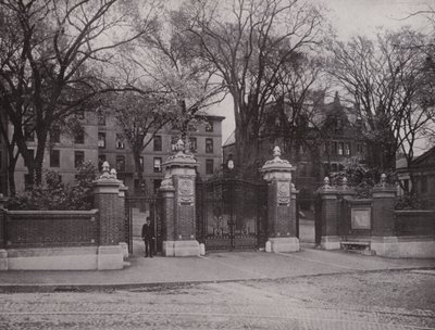 Providence, Rhode Island: Van Wickle Gate, Brownin yliopisto (m/v kuva) tekijältä American Photographer (after)