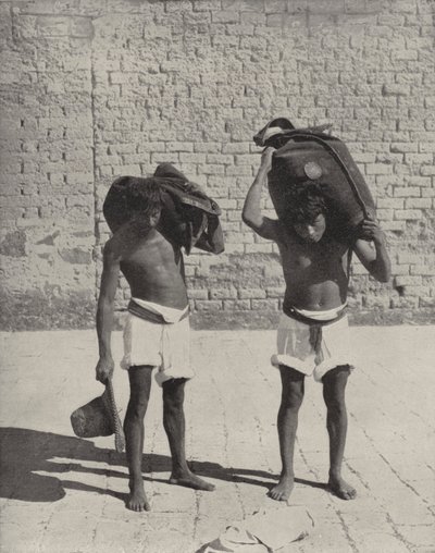 Water Carriers at Guanajuato (m/w kuva) tekijältä American Photographer (after)