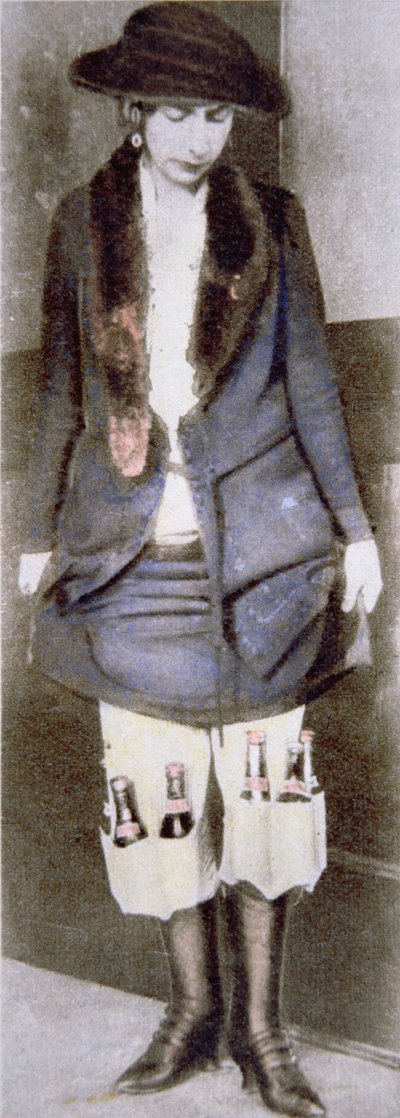 Nainen piilotti laittomia olutpulloja hameensa alle erityisissä alusvaatteiden taskuissa Yhdysvaltain kiellon aikana (1920-33) (värillinen kuva) tekijältä American Photographer