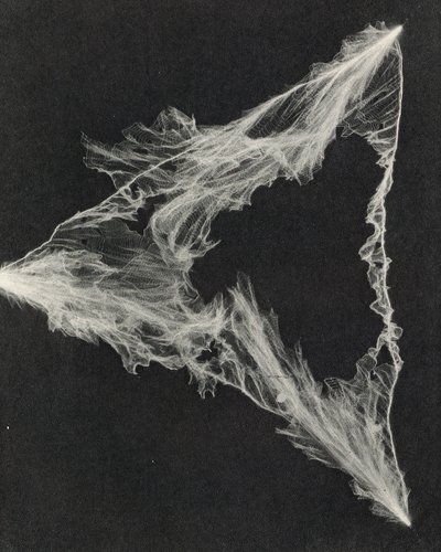 Laboratoriossa tuotettu keinotekoinen salama (s/w-kuva) tekijältä American Photographer