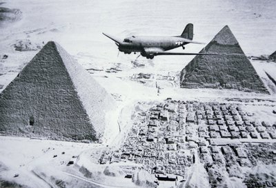 C-47 lentää Egyptin pyramidien yli tekijältä American Photographer