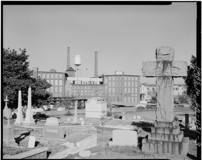 Cabbagetown District (yleiset näkymät), Boulevard, Pearl Street, Memorial Drive ja rautatieradat, Atlanta, Fulton County, GA (m/w kuva) tekijältä American Photographer