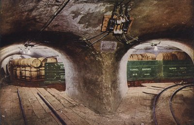 Chicago: Maanalainen tunneli kadun risteyksessä, jossa näkyy kuormattuja tavaravaunuja (värikuva). tekijältä American Photographer