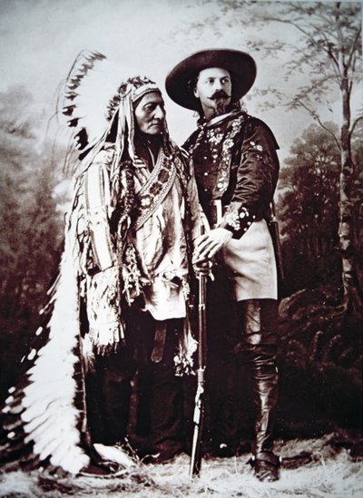 Päällikkö Istuva Härkä (1831-90) kiertueella Buffalo Bill Codyn (1846-1917) ja hänen Wild West Show