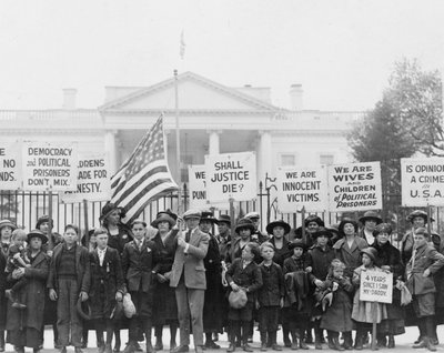 Lapset Valkoisessa talossa vetoavat presidenttiin poliittisten vankien vapauttamiseksi, 1922 (m/w kuva) tekijältä American Photographer