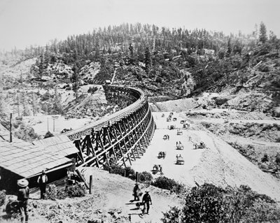 Kiinalaiset työntekijät työskentelevät pukkisillalla Sierra Nevadan vuorten länsirinteellä tekijältä American Photographer