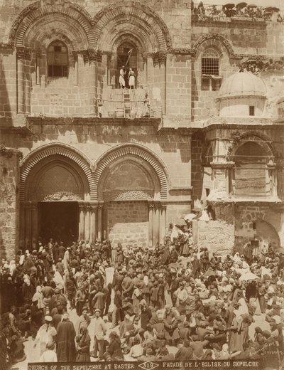 Pyhän haudan kirkko, Jerusalem, jonka piha on täynnä pyhiinvaeltajia, jotka kokoontuivat pääsiäiseksi 1898-1911 tekijältä American Photographer