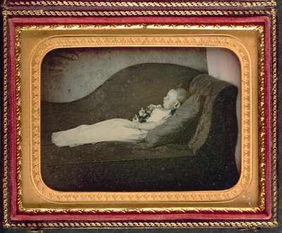 Kuollut lapsi sohvalla, n. 1855 tekijältä American Photographer