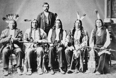 Sioux-päälliköiden valtuuskunta, jota johti Red Cloud (1822-1909) Washington D.C.:ssä tapaamaan presidentti Ulysses S. Grantia (1822-85) vuonna 1870 (valkovalkoinen kuva) tekijältä American Photographer