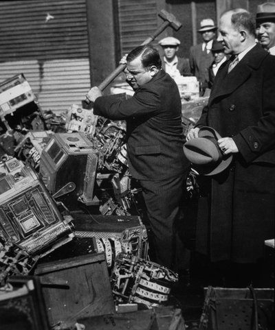 Fiorello La Guardia (1882-1947) murskaa takavarikoituja peliautomaatteja tekijältä American Photographer