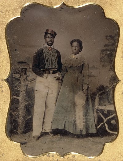 Palomies ja morsian, n. 1860 (neljäslevyinen tinatyyppi, käsinvärjätyt kullatuilla kohokuvioilla, nahka) tekijältä American Photographer