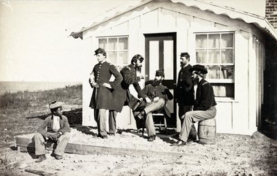 Viisi sisällissodan sotilasta kokoontui likakuistille kodin ulkopuolelle, afroamerikkalaiset nuoret istuivat heidän lähellään, 1861-65 tekijältä American Photographer