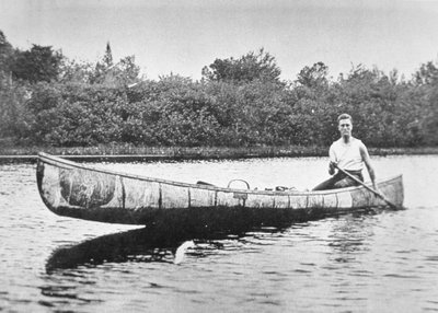 Franklin D. Roosevelt (1882-1945) melomassa koivukanootilla Campobello Islandilla, New Brunswickissa tekijältä American Photographer