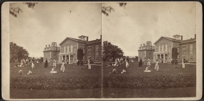 Kartanon etuosa ja nurmikko, Oneida Community, New Yorkin osavaltio, n. 1870 tekijältä American Photographer