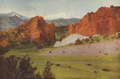 Gateway, Garden of the Gods, Colorado, Pikes Peak kaukana (värillinen kuva) tekijältä American Photographer