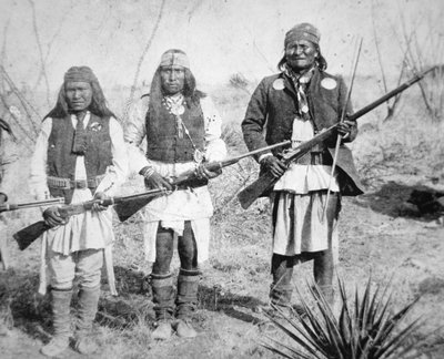 Geronimo ja kolme hänen Apache-soturiaan tekijältä American Photographer