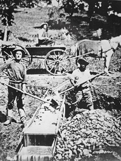 Kullanetsijät käyttävät "long tom" -sulkua Spanish Flatissa Kaliforniassa tekijältä American Photographer