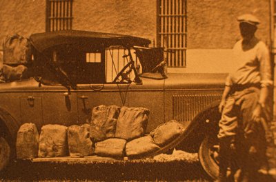 Kinkut - kuuden pullon paketit olkea ja paperia säkkikangaspehmusteeksi kiellon aikana (seepiakuva) tekijältä American Photographer