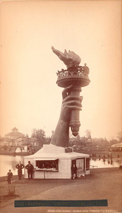 Vapaudenpatsaan käsi ja soihtu, n. 1876 (albumiprintti) tekijältä American Photographer