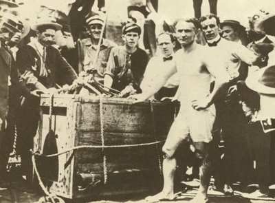Harry Houdini lasketaan jääpeitteiseen Detroit-jokeen vuonna 1907 (s/w-kuva). tekijältä American Photographer