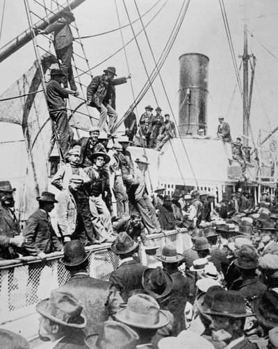 Toiveikkaat etsijät lähtevät Vancouverista Klondiken kultakuumeen aikana (1897-98) 1898 (m/v kuva) tekijältä American Photographer