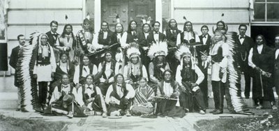 Sioux-johtajien intialainen valtuuskunta Washington DC:ssä protestoimassa Fort Laramie -sopimuksen 1868 rikkomista vastaan tekijältä American Photographer