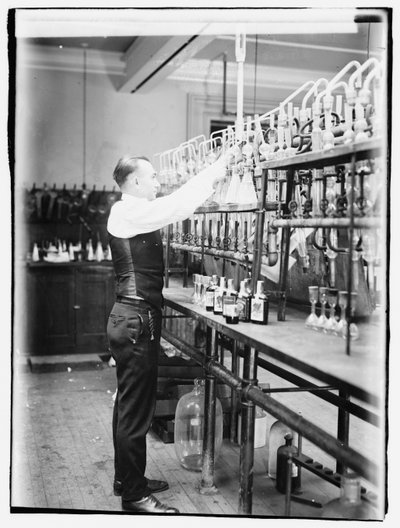 Internal Revenue Bureau kemisti G.F. Beyer tekijältä American Photographer