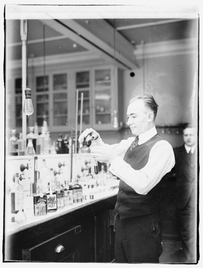 Internal Revenue Bureau kemisti G.F. Beyer tekijältä American Photographer