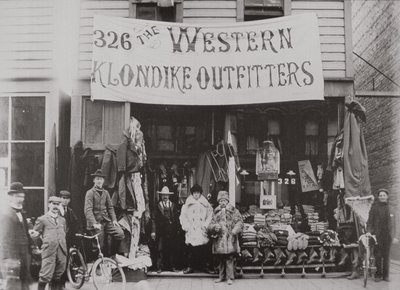 Klondike Outfitters -myymälä, Cordova Street, Vancouver 1897 (b/w kuva) tekijältä American Photographer