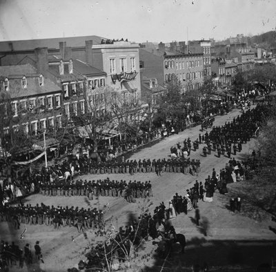 Lincolnin hautajaiset Pennsylvania Avenuella, Washington, D.C., 19. huhtikuuta 1865 tekijältä American Photographer