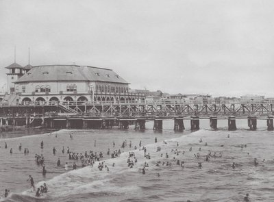 Long Beach, Kalifornia: Municipal Auditorium and Bathing Scene (s/w valokuva). tekijältä American Photographer