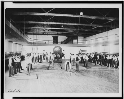 Miespuoliset intiaaniopiskelijat liikuntatunnilla, Carlisle Indian School, Pennsylvania, n. 1901-03 (b/w kuva) tekijältä American Photographer