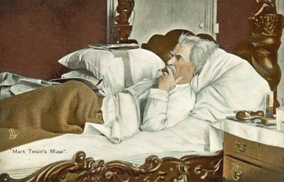 Mark Twain makaa sängyssä ja polttaa sikaria (värikuva). tekijältä American Photographer