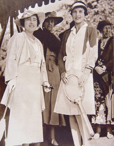 Rouva Helen Wills Moody (oikealla), amerikkalainen tennismestari, tapaa Yorkin herttuattaren All-England Clubilla Wimbledonissa Lawn Tennis Championshipin aikana vuonna 1935 (b/w kuva) tekijältä American Photographer