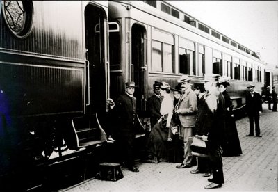 Matkustajat nousevat Chicago, Burlington & Quincy Railroadin ensimmäisen luokan Pullman-autoon vuonna 1910 (m/v kuva) tekijältä American Photographer
