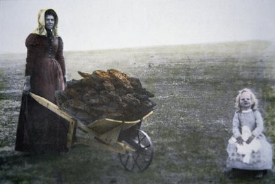 Pioneerinainen kerää karjan lantaa, Kansas, n. 1880 (värillinen kuva) tekijältä American Photographer