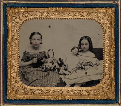 Muotokuva kahdesta tytöstä nukkejen kanssa,c. 1860 (kuva) tekijältä American Photographer