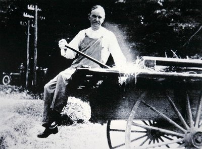 Presidentti Calvin Coolidge (1873-1933) poseeraa maanviljelijänä lomallaan Vermontissa (m/v kuva) tekijältä American Photographer