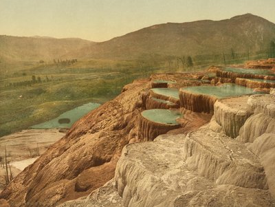Pulpit Terraces ylhäältä, Yellowstonen kansallispuisto, n. 1898 (fotokromi) tekijältä American Photographer