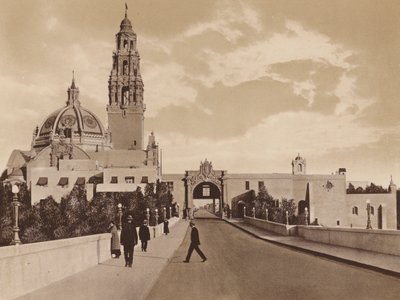 San Diego: Kalifornian messukeskuksen länsiportti, jossa näkyy Kalifornian rakennuksen torni ja kupoli (s/w valokuva). tekijältä American Photographer