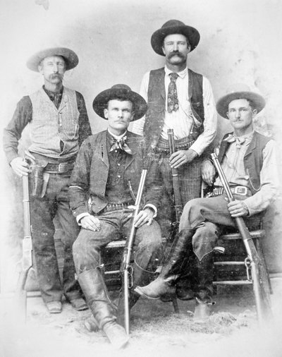 Texas Rangers aseistettu revolvereilla ja Winchester-kivääreillä tekijältä American Photographer