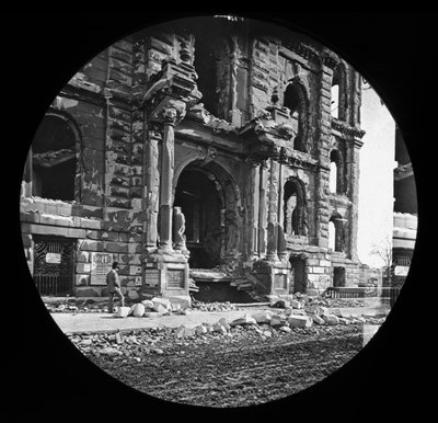 Oikeustalon läntinen sisäänkäynti suuren Chicagon tulipalon jälkeen, 1871 (lasinen lyhtyliukumäki) tekijältä American Photographer