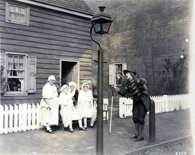 Town Crier on the High Street, 1926 (gelatiinihopeaprintti) tekijältä American Photographer