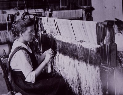 Yhdysvaltain tekstiiliteollisuus, tekstiilioperaattori Massachusettsin puuvillatehtaassa, n. 1900 (b/w kuva) tekijältä American Photographer