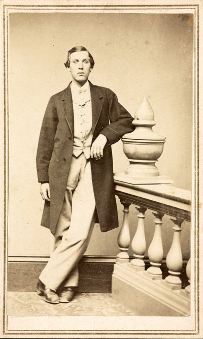Tunnistamaton mies päällystakkiin nojaten pilaria vasten, n. 1860-75 (albumiiniprintti) tekijältä American Photographer
