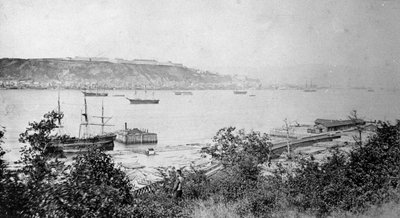 Näkymä Quebecin kaupunkiin sataman toisella puolella, n. 1880-1895 tekijältä American Photographer