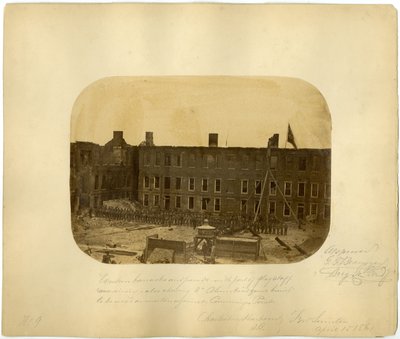 Western Barracks ja Parade, Fort Sumterin taistelu, 15. huhtikuuta 1861 tekijältä American Photographer