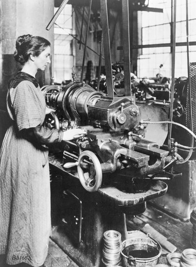 Nainen työskenteli sisäkierteiden jyrsinkoneessa, Norton Grinding Co., Worcester, Ma., ensimmäisen maailmansodan aikana, 1914–1918 tekijältä American Photographer