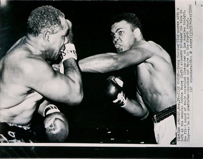 Nuori Cassius Clay tekee maalin vasemmalla veteraani Archie Moorelle Los Angelesin taistelun ensimmäisellä kierroksella. tekijältä American Photographer